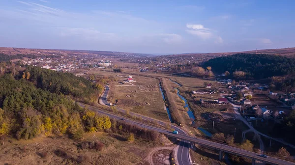 Vista Aérea Pueblos Que Cruzan Carreteras Colinas Forestales Moldavia — Foto de Stock