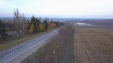 4 k hava görünümünü uçuş Otoban üzerinden. Road Araçlar günlük trafik arabalar yukarıdaki her iki yönde görünümünde hareket ediyor