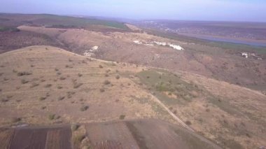 Sonbahar sezonu toprakları üzerinde bir uçuş. Kırsal sonbahar manzara. Uçağın shot.