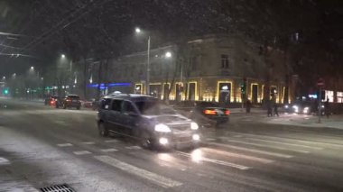 Kişinev, Moldova Cumhuriyeti, 29 Kasım 2018. Gece şehirde kar.
