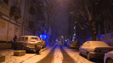 Kişinev, Moldova Cumhuriyeti, 29 Kasım 2018. Gece şehirde kar.