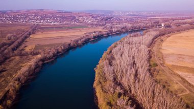 Sonbahar güneşli bir hava görünümünü Nehri. Dinyester Nehri, Moldova Cumhuriyeti.
