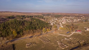 Havadan görünümü üzerinde küçük bir köy. Sonbahar manzara. Moldova Cumhuriyeti. Europe