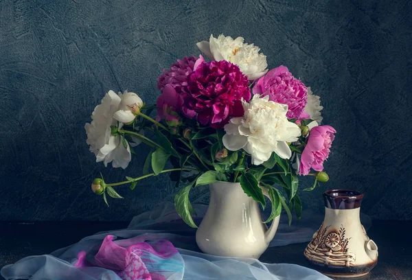 静物与白色和粉红色的牡丹在花瓶里 — 图库照片