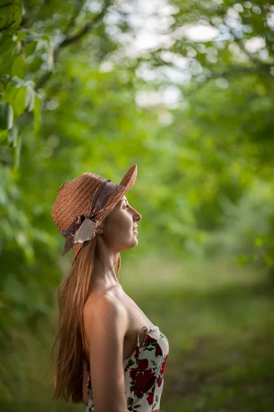 Porträtt Vacker Elegant Kvinna Ljus Vit Klänning Och Hatt Står — Stockfoto