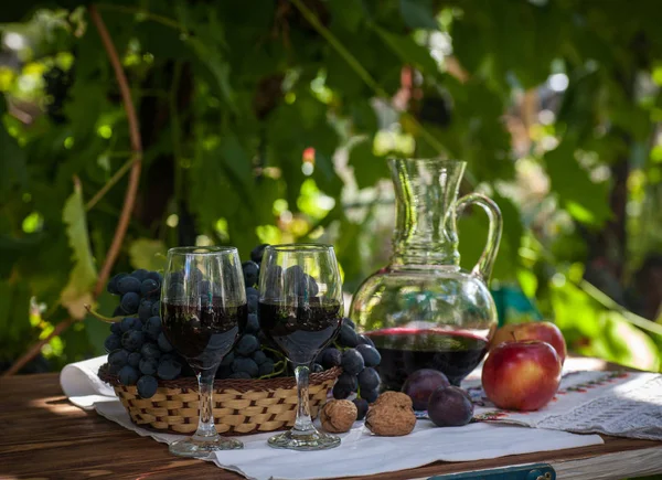 Wijn Glazen Met Bos Van Druivenmost Vruchten Houten Tafel — Stockfoto