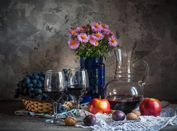 Natureza Morta Com Dois Copos Vinho Com Uvas Frescas Frutas — Fotografia de Stock