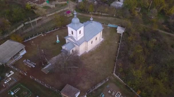 Flygning Kameran Över Den Ortodoxa Kyrkan Och Lilla Byn Moldavien — Stockvideo