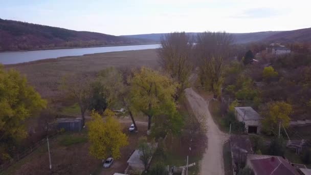 Vuelo Aéreo Sobre Carretera Pueblo Otoño Filmación — Vídeos de Stock