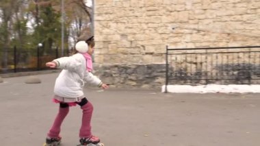 kız binmek sonbahar parkta paten, spor ve eğlenceleri.