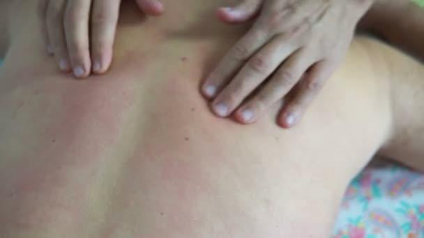 Massagista Profissional Faz Massagem Para Homem Velho — Vídeo de Stock