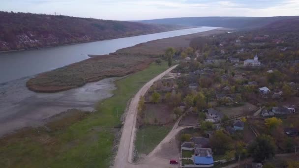 Köy Nehir Üzerinde Uçmak Sonbaharda Köyün Nehrin Üzerinde Uçmak Moldova — Stok video