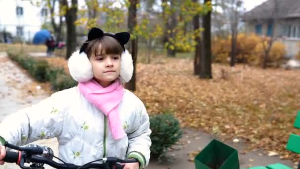 Een Kaukasische Kinderen Ritten Fiets Weg Herfst Park Meisje Paardrijden — Stockvideo