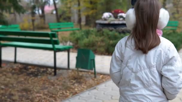 Egy Kislány Sétál Parkban Őszi — Stock videók