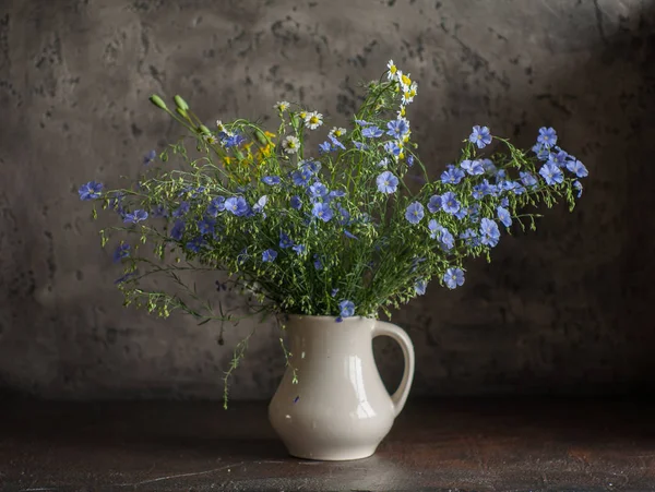 Ainda Vida Com Flores Silvestres Flores Silvestres Azuis Vaso Stilo — Fotografia de Stock