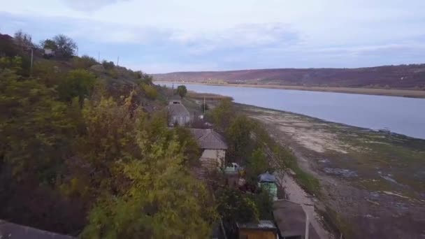 村と川の上を飛行します 村と秋に川を飛んでください モルダヴィア村 — ストック動画