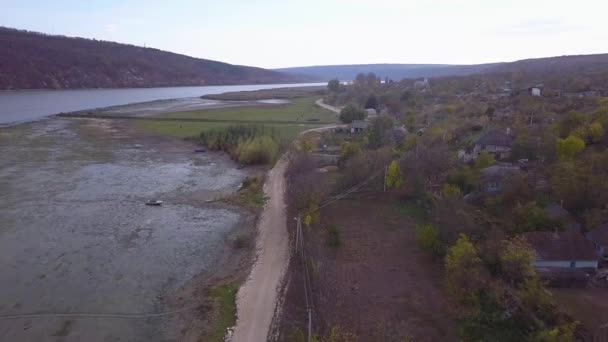 Vuelo Sobre Village River Volar Sobre Pueblo Río Otoño Pueblo — Vídeos de Stock