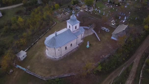 Flug Der Kamera Über Die Orthodoxe Kirche Und Ein Kleines — Stockvideo