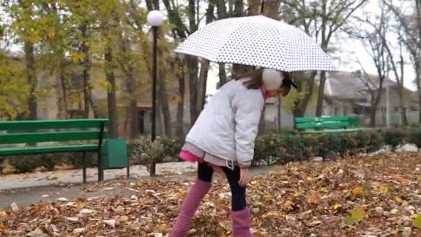 Vrouwelijke Kind Loopt Onder Een Paraplu Een Park Met Gele — Stockvideo