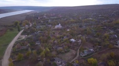 Köy ve nehir üzerinde uçmak. Sonbaharda köyün ve nehrin üzerinde uçmak. Moldova köyü