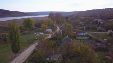 Sonbaharda köyde hava uçuşu. 4k Görüntü
