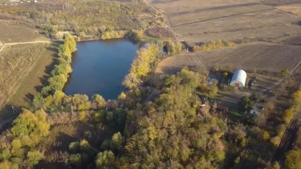 Vlucht Waterplas Herfst Landschap — Stockvideo