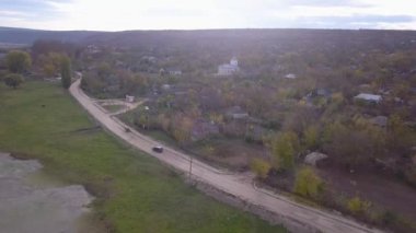 Sonbaharda köyde hava uçuşu. 4k Görüntü