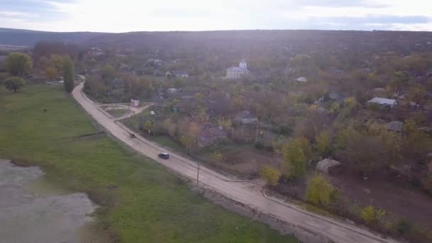 秋天空中飞越村庄的公路 4K图象 — 图库视频影像