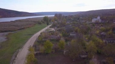 Köy ve nehir üzerinde uçmak. Sonbaharda köyün ve nehrin üzerinde uçmak. Moldova köyü