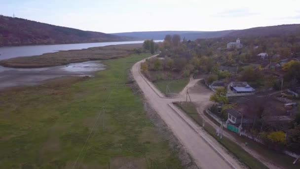 秋天飞越村庄和河流 飞越村庄和河流 Moldavian村 — 图库视频影像