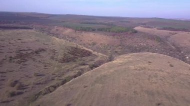 Sonbahar sezonu toprakları üzerinde bir uçuş. Kırsal sonbahar manzara. Uçağın shot.