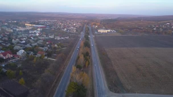 Antenn Över Förorten Lika Motorväg Med Bilar — Stockvideo