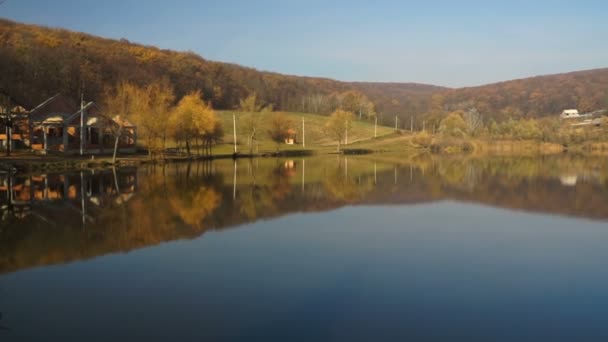 Nebbia Sale Dall Acqua Paesaggio Autunnale Una Foresta Bellissimi Colori — Video Stock