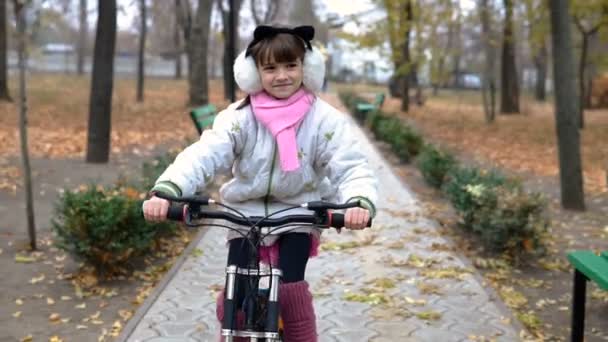 Een Kaukasische Kinderen Ritten Fiets Weg Herfst Park Meisje Paardrijden — Stockvideo