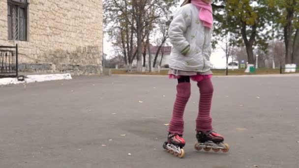 Paseo Niña Parque Otoño Patines Deporte Recreaciones — Vídeo de stock