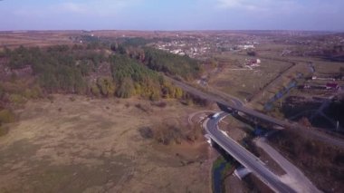 4 k hava görünümünü uçuş Otoban üzerinden. Road Araçlar günlük trafik arabalar yukarıdaki her iki yönde görünümünde hareket ediyor