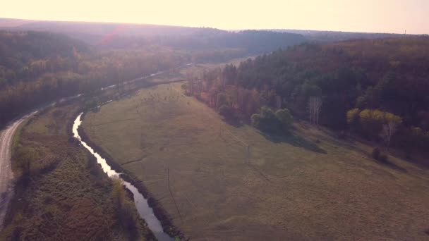 Drohnenaufnahmen Aus Der Luft Flug Über Herbstliche Berge Und Kleine — Stockvideo