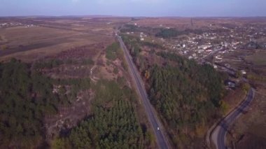 4 k hava görünümünü uçuş Otoban üzerinden. Road Araçlar günlük trafik arabalar yukarıdaki her iki yönde görünümünde hareket ediyor