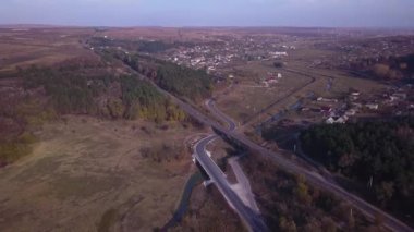 4 k hava görünümünü uçuş Otoban üzerinden. Road Araçlar günlük trafik arabalar yukarıdaki her iki yönde görünümünde hareket ediyor
