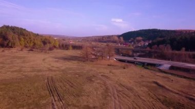 4 k hava görünümünü uçuş Otoban üzerinden. Road Araçlar günlük trafik arabalar yukarıdaki her iki yönde görünümünde hareket ediyor