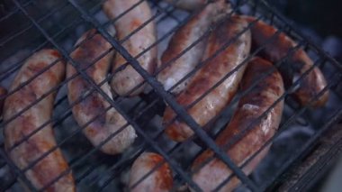 Barbekü ızgara lezzetli ızgara et ile. Barbekü partisi. Bir kömüre kızarmış tavuk et parçaları ızgara .