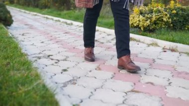 Yaprakları yürüyen kadın. sonbahar Park