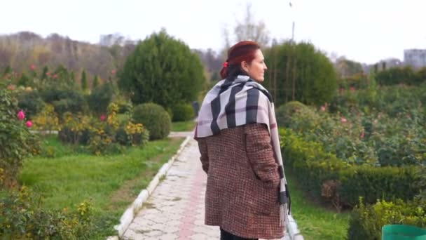 Frau Läuft Durch Den Park Zwischen Den Gelb Bewachsenen Bäumen — Stockvideo