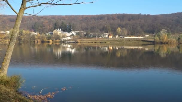 안개는 물에서 일어난다 숲의가 호수에 호수의 수도원 — 비디오