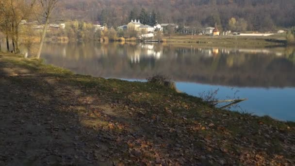 霧は水から します 美しい紅葉の森の秋景色は 湖の水に反映されます 湖の岸に修道院 — ストック動画