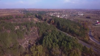 4 k hava görünümünü uçuş Otoban üzerinden. Orman kesiştiği karayolu