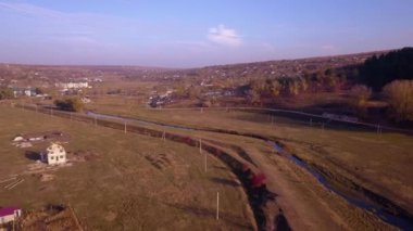 Küçük köy ve küçük nehir üzerinde kamera uçuş. Moldova Cumhuriyeti Avrupa '.