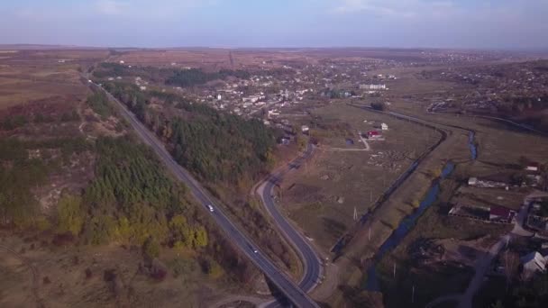 Flygfoto Flygning Över Motorvägen Motorvägen Som Korsar Skogen — Stockvideo