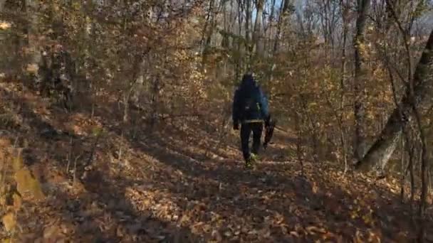 Outdoor Fotograaf Met Een Rugzak Wandelen Bos Gimbal Tracking Shot — Stockvideo