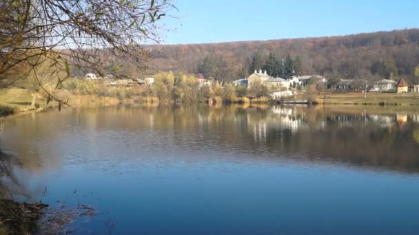 안개는 물에서 일어난다 숲의가 호수에 호수의 수도원 — 비디오